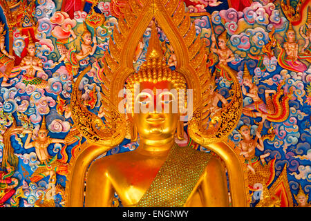 Buddha-Statue im Tempel Wat Salakphet auf Ko Chang, Thailand Stockfoto