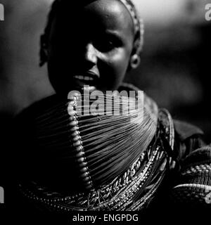 Rendille Tribeswoman traditionelle Kopfbedeckung tragen und Mpooro Engorio Halskette, Marsabit District, Ngurunit, Kenia Stockfoto