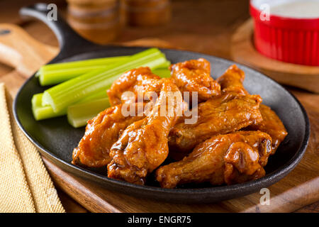 Ein Teller mit leckeren Buffalo style Hähnchenflügel mit Sellerie und DIP-Sauce. Stockfoto