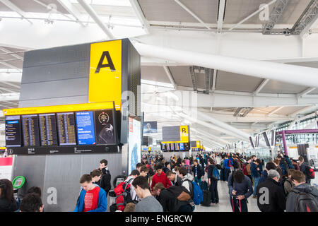 Heathrow Terminal 5 Passagiere einchecken Stockfoto