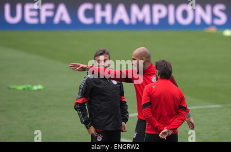 Barcelona, Spanien. 5. Mai 2015. Bayern Co-Trainer Domenec Torrent (L-R), spanische Trainer Pep Guardiola und Torwarttrainer Toni Tapalovic das Training des Teams gehalten bei Joan Gamper Sports Komplex in Sant Joan Despi, in der Nähe von Barcelona, Spanien, 5. Mai 2015 teilnehmen. FC Barcelona FC Bayern München in die UEFA Champions League-Halbfinale triffst Bein ersten Fußballspiel am 6. Mai 2015. Foto: Peter Kneffel/Dpa/Alamy Live News Stockfoto