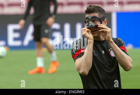 Barcelona, Spanien. 5. Mai 2015. Bayern Robert Lewandowski besucht die Ausbildung des Teams gehalten bei Joan Gamper Sports Komplex in Sant Joan Despi, in der Nähe von Barcelona, Spanien, 5. Mai 2015. FC Barcelona FC Bayern München in die UEFA Champions League-Halbfinale triffst Bein ersten Fußballspiel am 6. Mai 2015. Foto: Peter Kneffel/Dpa/Alamy Live News Stockfoto