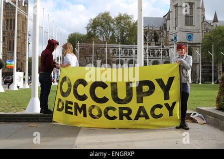 London, UK. 5. Mai 2015. friedlicher Protest heute im Londoner Parlament Square, die Gruppe, die bis zum 10. Mai bleiben soll versuchen zu sensibilisieren, die das gegenwärtige System des Parlaments ist autokratischen dann demokratisch. Bildnachweis: Darren Attersley/Alamy Live News Stockfoto