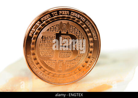 Ein Kupfer Bitcoin sitzt auf einer Bank of England-zehn-Pfund-Note. Stockfoto