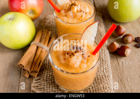 Apfel-Smoothie-Wüste mit Zimt und Nüssen auf Holztisch, Nahaufnahme horizontal Stockfoto