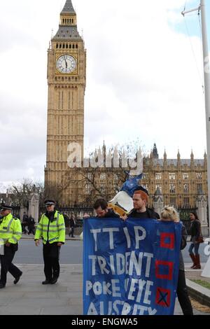 London, UK. 5. Mai 2015. friedlicher Protest heute im Londoner Parlament Square, die Gruppe, die bis zum 10. Mai bleiben soll versuchen zu sensibilisieren, die das gegenwärtige System des Parlaments ist autokratischen dann demokratisch. Bildnachweis: Darren Attersley/Alamy Live News Stockfoto