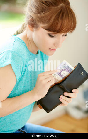 Mädchen, die Geld aus Partnern Brieftasche Stockfoto