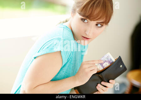 Mädchen, die Geld aus Partnern Brieftasche Stockfoto