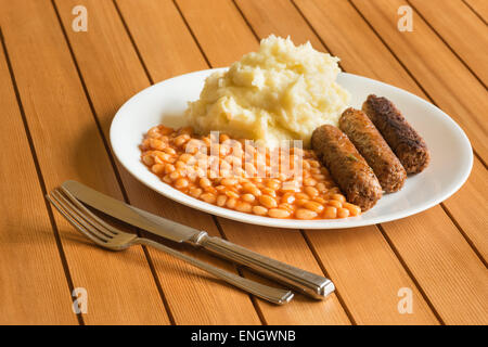 traditionelle Bangers Maische und gebackene Bohnen aber vegetarisch Stil drehen zum Thema Stockfoto