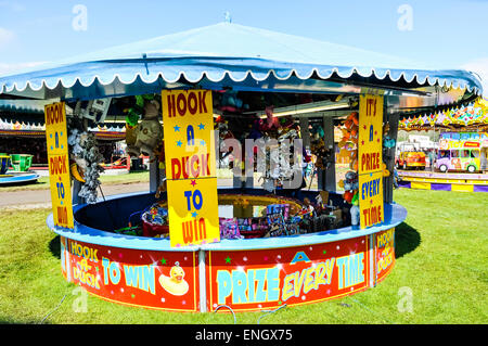"Hook eine Ente" Jahrmarktsattraktion wo Menschen Preise gewinnen können. Stockfoto