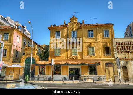 Romantische Straße Lissabon mit dem typischen Altbauten und Neubauten Stockfoto