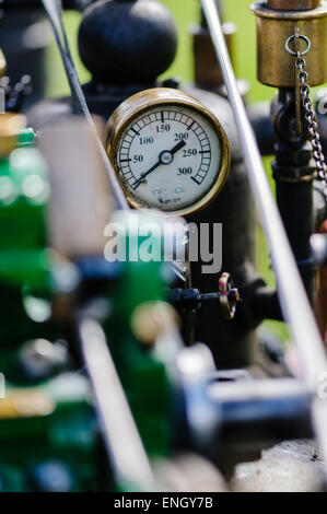 Manometer auf einen Dampftraktor Stockfoto