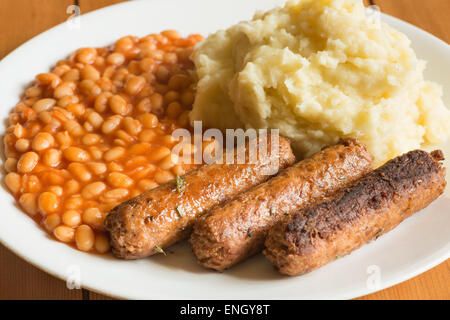 traditionelle Bangers Maische und gebackene Bohnen aber vegetarisch Stil drehen zum Thema Stockfoto