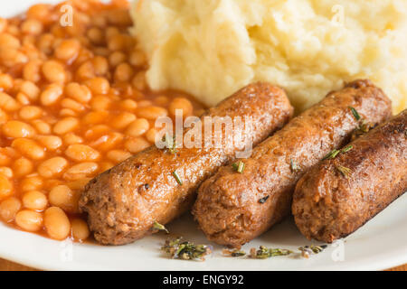 traditionelle Bangers Maische und gebackene Bohnen aber vegetarisch Stil drehen zum Thema Stockfoto