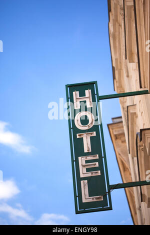 Hotel Neonschild an einer Fassade in der Stadt Stockfoto