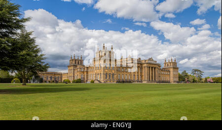 Panoramablick auf Blenheim Palace, dem Geburtsort von Sir Winston Churchill, Woodstock, Oxfordshire, England, Großbritannien, UK. Stockfoto