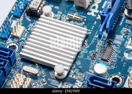 Nahaufnahme von einem Chipsatz Kühlkörper auf motherboard Stockfoto