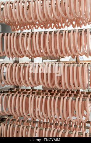 Viele traditionelle Wurst hängen im Lager Stockfoto