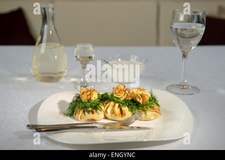 Georgische Fleischklößchen genannt Khinkali im restaurant Stockfoto