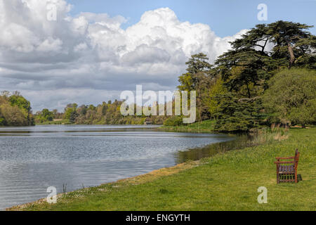 Panoramablick auf den See, in der herrlichen Parklandschaft rund um Blenheim Palace, Woodstock, Oxfordshire, England, UK. Stockfoto