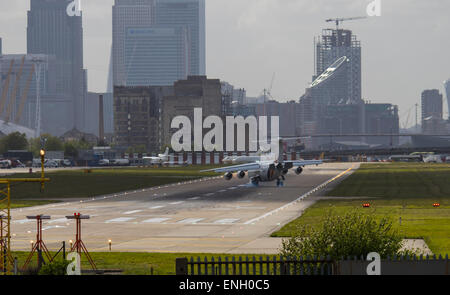 London City Airport, 5. Mai 2015. Mit Seitenwind Böen bei bis zu 45 km/h haben mehrere Flugzeuge am London City Airport zu landen versucht ihre Landung abbrechen und ein "Go-Round" zu tun, während andere harte Landungen überstanden.  Bild: Ein Passagierjet Edures eine raue Landung, Prellen von links auf rechtes Hauptfahrwerk. Bildnachweis: Paul Davey/Alamy Live-Nachrichten Stockfoto