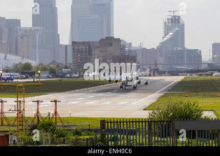 London City Airport, 5. Mai 2015. Mit Seitenwind Böen bei bis zu 45 km/h haben mehrere Flugzeuge am London City Airport zu landen versucht ihre Landung abbrechen und ein "Go-Round" zu tun, während andere harte Landungen überstanden.  Bild: Ein Passagierjet Edures eine raue Landung, Prellen von links auf rechtes Hauptfahrwerk. Bildnachweis: Paul Davey/Alamy Live-Nachrichten Stockfoto