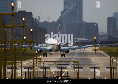 London City Airport, 5. Mai 2015. Mit Seitenwind Böen bei bis zu 45 km/h haben mehrere Flugzeuge am London City Airport zu landen versucht ihre Landung abbrechen und ein "Go-Round" zu tun, während andere harte Landungen überstanden.  Bild: Vom Winde verweht überqueren der Start-und Landebahn von links nach rechts, Krabben-Flugzeuge seitwärts vor richten sich auf Touchdown. Bildnachweis: Paul Davey/Alamy Live-Nachrichten Stockfoto