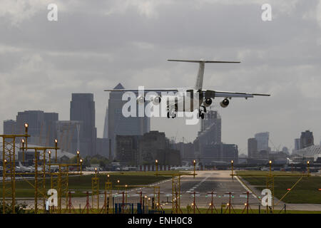 London City Airport, 5. Mai 2015. Mit Seitenwind Böen bei bis zu 45 km/h haben mehrere Flugzeuge am London City Airport zu landen versucht ihre Landung abbrechen und ein "Go-Round" zu tun, während andere harte Landungen überstanden.  Bild: Vom Winde verweht überqueren der Start-und Landebahn von links nach rechts, Krabben-Flugzeuge seitwärts vor richten sich auf Touchdown. Bildnachweis: Paul Davey/Alamy Live-Nachrichten Stockfoto