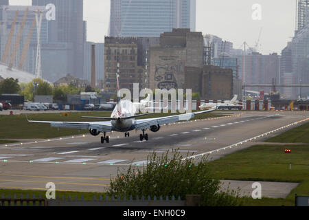 London City Airport, 5. Mai 2015. Mit Seitenwind Böen bei bis zu 45 km/h haben mehrere Flugzeuge am London City Airport zu landen versucht ihre Landung abbrechen und ein "Go-Round" zu tun, während andere harte Landungen überstanden.  Bild: Flügel, Schaukeln, ein Flugzeug Krebse seitlich in der Start-und Landebahn. Bildnachweis: Paul Davey/Alamy Live-Nachrichten Stockfoto