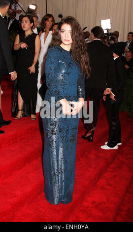 New York, USA. 4. Mai 2015. Sängerin LORDE besucht die Costume Institute Benefiz-Gala feiert die Eröffnung der neuen Ausstellung des "China: Through the Looking Glass an das Metropolitan Museum of Art statt. Bildnachweis: Nancy Kaszerman/ZUMAPRESS.com/Alamy Live-Nachrichten Stockfoto