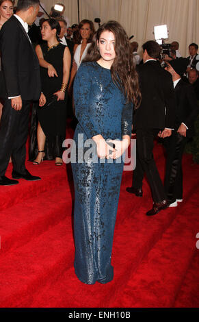 New York, USA. 4. Mai 2015. Sängerin LORDE besucht die Costume Institute Benefiz-Gala feiert die Eröffnung der neuen Ausstellung des "China: Through the Looking Glass an das Metropolitan Museum of Art statt. Bildnachweis: Nancy Kaszerman/ZUMAPRESS.com/Alamy Live-Nachrichten Stockfoto