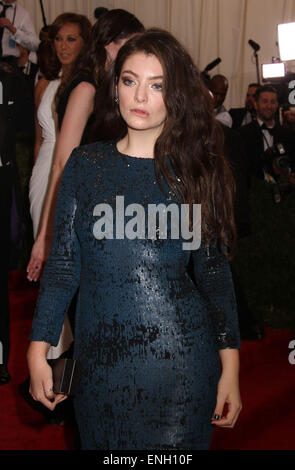 New York, USA. 4. Mai 2015. Sängerin LORDE besucht die Costume Institute Benefiz-Gala feiert die Eröffnung der neuen Ausstellung des "China: Through the Looking Glass an das Metropolitan Museum of Art statt. Bildnachweis: Nancy Kaszerman/ZUMAPRESS.com/Alamy Live-Nachrichten Stockfoto