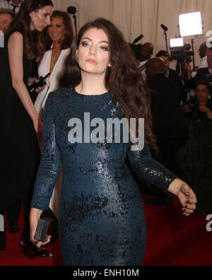 New York, USA. 4. Mai 2015. Sängerin LORDE besucht die Costume Institute Benefiz-Gala feiert die Eröffnung der neuen Ausstellung des "China: Through the Looking Glass an das Metropolitan Museum of Art statt. Bildnachweis: Nancy Kaszerman/ZUMAPRESS.com/Alamy Live-Nachrichten Stockfoto