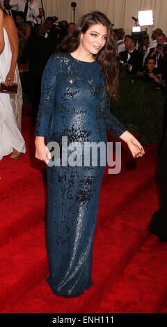 New York, USA. 4. Mai 2015. Sängerin LORDE besucht die Costume Institute Benefiz-Gala feiert die Eröffnung der neuen Ausstellung des "China: Through the Looking Glass an das Metropolitan Museum of Art statt. Bildnachweis: Nancy Kaszerman/ZUMAPRESS.com/Alamy Live-Nachrichten Stockfoto