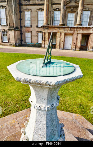 Alten Sonnenuhr vor dem Haus an der Calke Abbey, Derbyshire, England, UK. Stockfoto