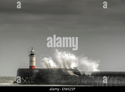 Newhaven, East Sussex, Großbritannien. Mai 2015. Wetter in Großbritannien: Wind peitscht die Wellen am West Arm Lighthouse hoch Stockfoto