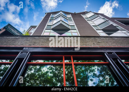 Modernes Gebäude an der Uferpromenade in Portland, Oregon. Stockfoto