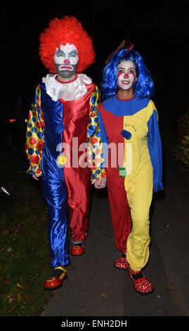 Jonathan Ross' Halloween-Party - Ankünfte. Konnie Huq und Charlie Brooker besuchen die Party verkleidet als clowns Featuring: Konnie Huq, Charlie Brooker wo: London, Vereinigtes Königreich bei: 31. Oktober 2014 Stockfoto