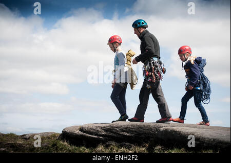 Zwei junge Kletterer und ihre Ausbilder auf Stanage Edge im Peak District Stockfoto