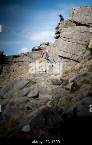 Kletterer am oberen Rand Stanage Edge im Peak District Stockfoto