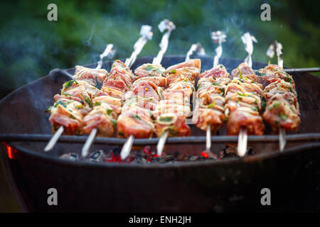 Frisches Fleisch am Grill vorbereiten Stockfoto