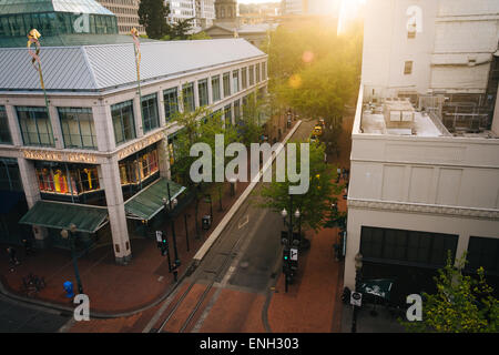 Blick von Morrison Street bei Sonnenuntergang, in Portland, Oregon. Stockfoto