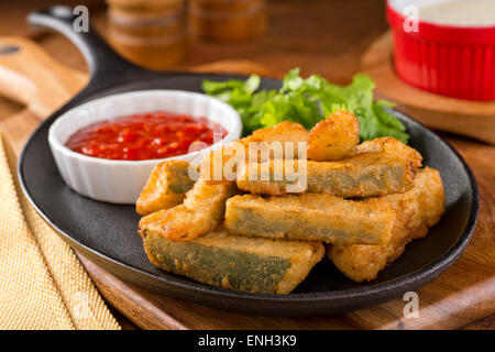 Köstliche tiefe gebratenen Zucchini-sticks mit marinara DIP-Sauce. Stockfoto