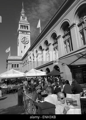 B&W Retro-Stil alfresco Herbst Café am "The Market Bar" Ferry Building Restaurant Embarcadero San Francisco Kalifornien, USA Stockfoto