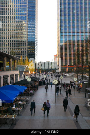 Canada Square Piazza in der späten Nachmittagssonne Canary Wharf London Stockfoto