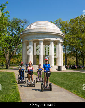 WASHINGTON, DC, USA - Touristen fahren Segway Elektrofahrzeuge vor District Of Columbia War Memorial. Stockfoto