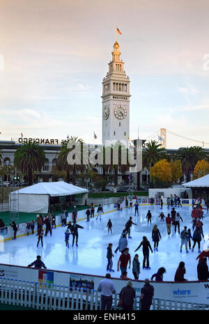 Eisbahn bei Sonnenuntergang am Embarcadero an Thanksgiving und Weihnachten Zeit Ferry Building San Francisco Kalifornien, USA Stockfoto