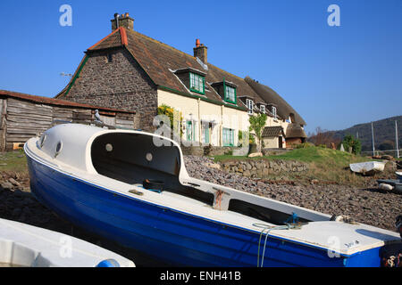 17. Jahrhundert-Gibraltar-Cottages mit Blick auf den kleinen Gezeiten-Hafen von Porlock Weir in West Somerset Stockfoto