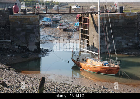Lackierte hölzerne Yacht in Porlock Weir Hafen bei Ebbe Stockfoto