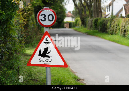 Ein 30 Meilen pro Stunde Geschwindigkeit Zone Zeichen und ein Schild Warnung von Fröschen in der Straße bei grün End Road, Radnage, Dollar, U.K Stockfoto